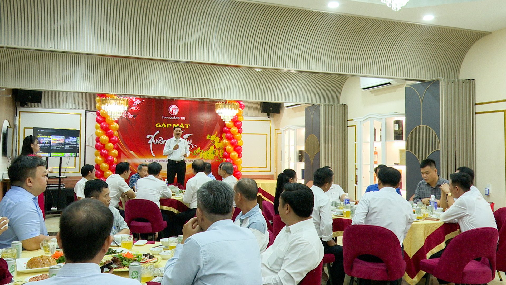 El presidente interino del Comité Popular Provincial, Ha Sy Dong, se reunió con empresarios de Quang Tri en la ciudad. Ho Chi Minh