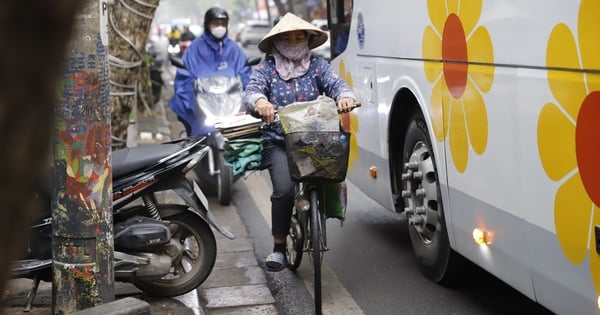 45-seat buses stop and park, "swallowing" the streets of Hanoi's Old Quarter