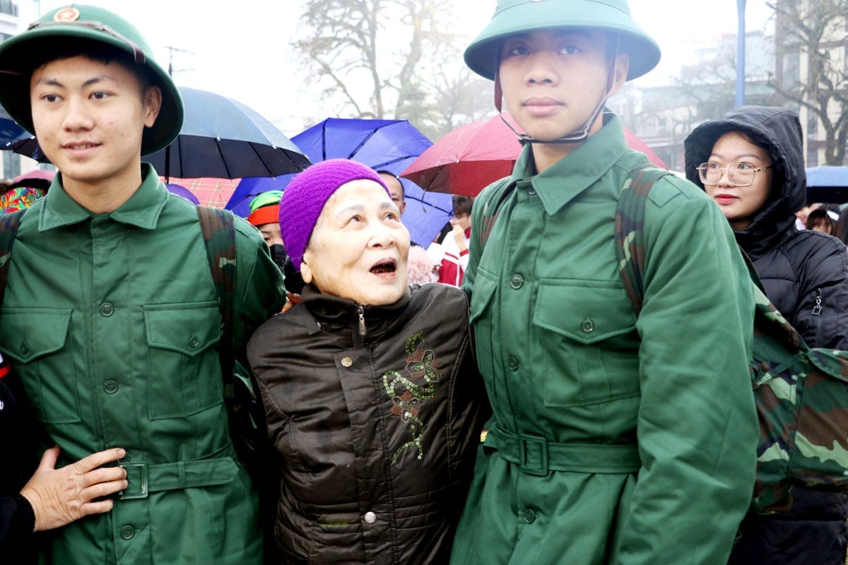 Frau Ninh Thi Tuan, Gruppe 15, Bezirk Minh Khai, Stadt Ha Giang, gibt ihren beiden Kindern Bui Duy Hung und Bui Trung Kien Ratschläge, bevor sie zum Militärdienst aufbrechen.