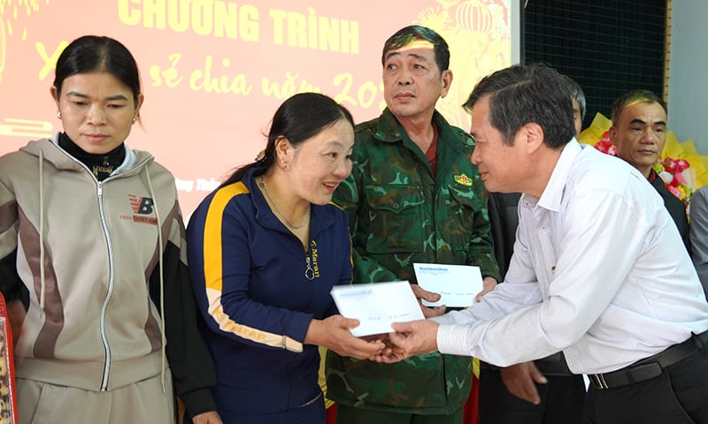 Quang Binh Zeitung: Organisation des „Spring Sharing“-Programms in der Gemeinde Truong Thuy