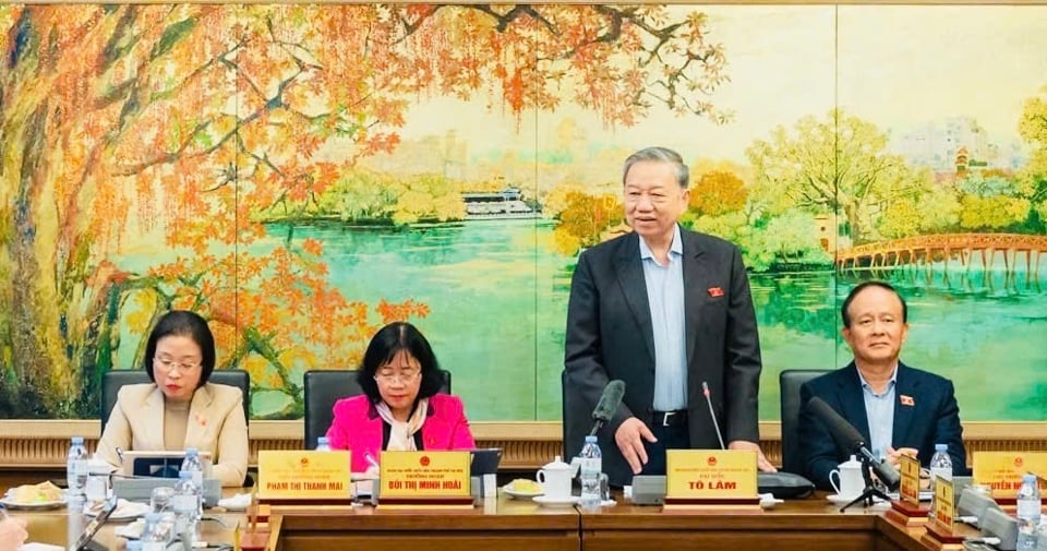 General Secretary To Lam and leaders of the Hanoi National Assembly delegation chaired the group discussion session on the morning of February 15. Photo: Pham Thang