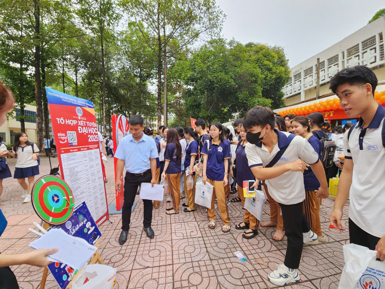 Nghe quy chế tuyển sinh đại học, 10.000 học sinh đến Đồng Nai- Ảnh 15.