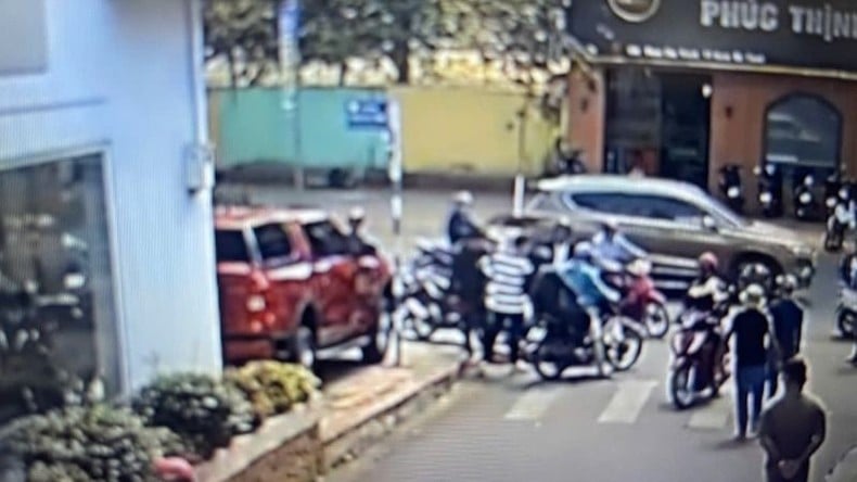 Two young men who assaulted a man after a traffic collision in the middle of Buon Ma Thuot city need to be severely punished, photo 2