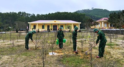 汗が流れ落ち、兵舎は緑に染まる