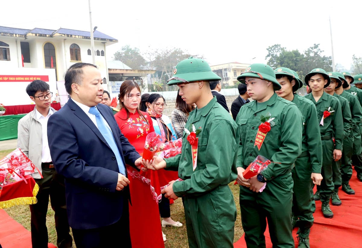 Der stellvertretende Sekretär des Provinzparteikomitees und Vorsitzende des Provinzvolkskomitees, Phan Huy Ngoc, überreichte Blumen, um die neuen Rekruten zu ermutigen.