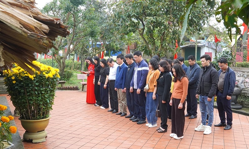 Delegierte bringen im Gedenkhaus von General Vo Nguyen Giap (Gemeinde Loc Thuy) Weihrauch dar.