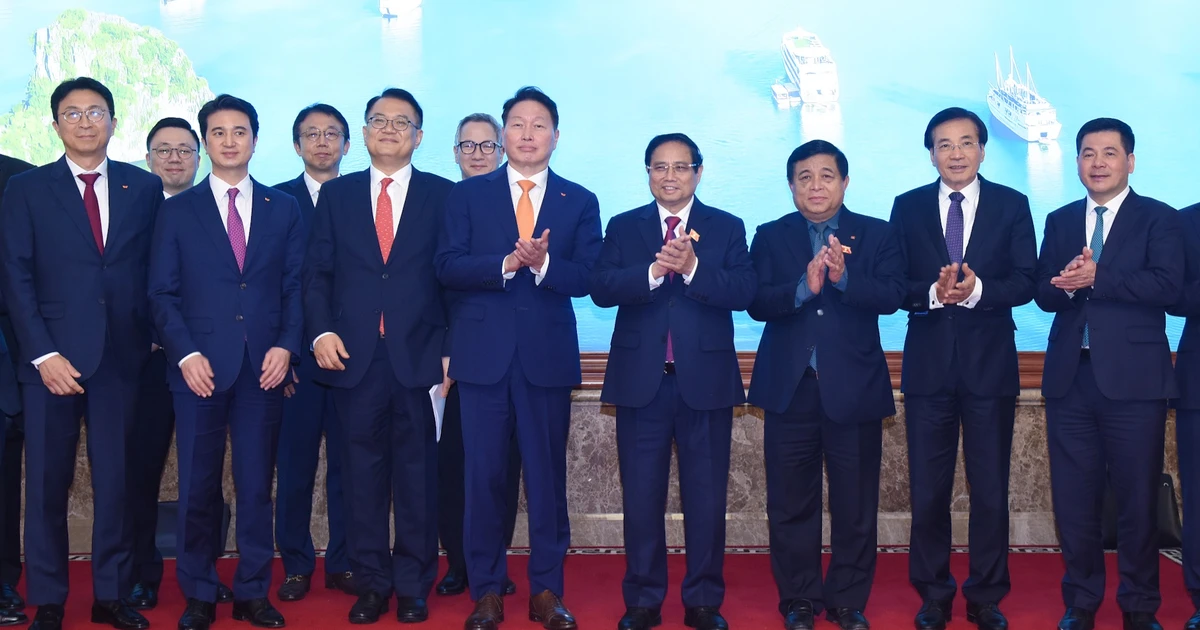 [Photo] Le Premier ministre Pham Minh Chinh reçoit le président du groupe coréen SK