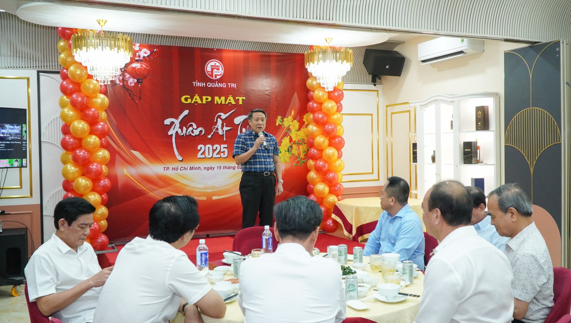 El presidente interino del Comité Popular Provincial, Ha Sy Dong, se reunió con empresarios de Quang Tri en la ciudad. Ho Chi Minh