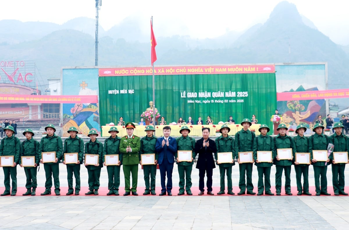 Der Vorsitzende des Volkskomitees des Distrikts Meo Vac, Nguyen Huy Sac, überreichte neuen Freiwilligen, die Bewerbungen für den Eintritt in die Armee im Jahr 2025 geschrieben hatten, Verdiensturkunden.