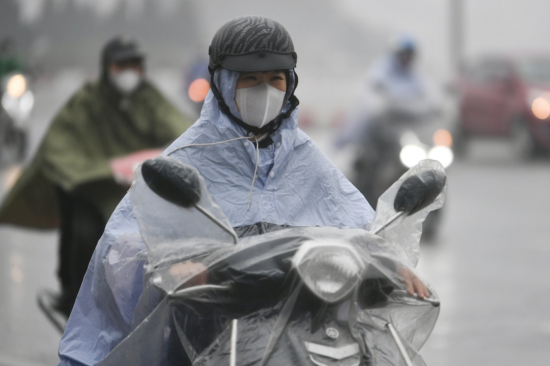 Die kalte Luft schwächt sich rasch ab, der Norden ist wieder von Nebel und Nieselregen erfüllt