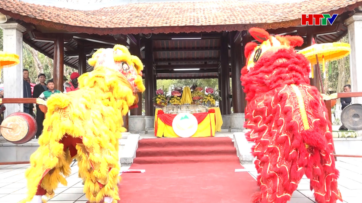 Offering 300kg banh chung to famous physician Le Huu Trac