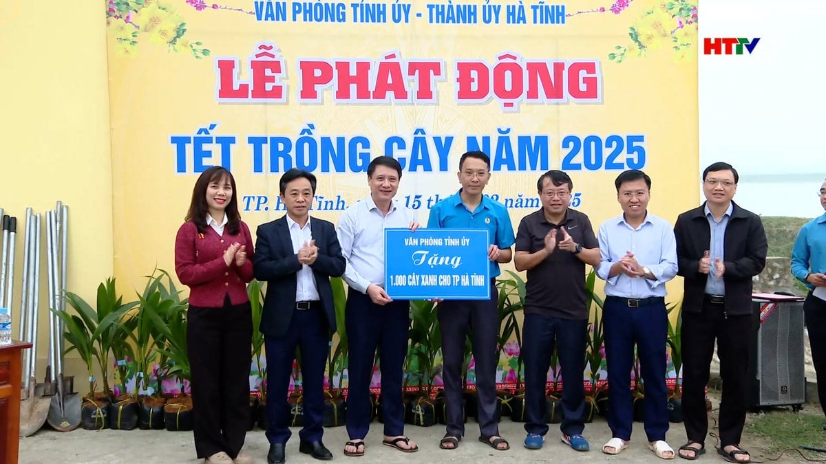 Văn phòng Tỉnh ủy Hà Tĩnh đã tổ chức lễ trao tặng và trồng cây xanh trên địa bàn thành phố