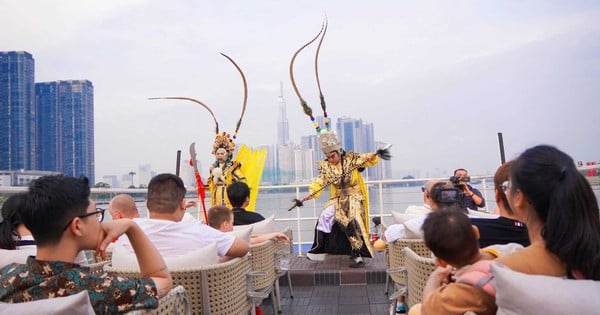 Aufgeregt wegen Hat Boi am Saigon River