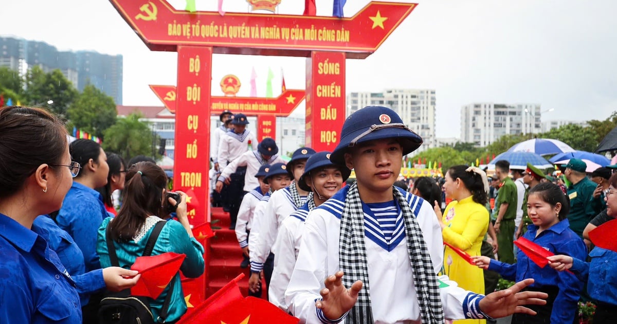 Sinh viên đang học đại học, cao đẳng có phải đi nghĩa vụ quân sự không?