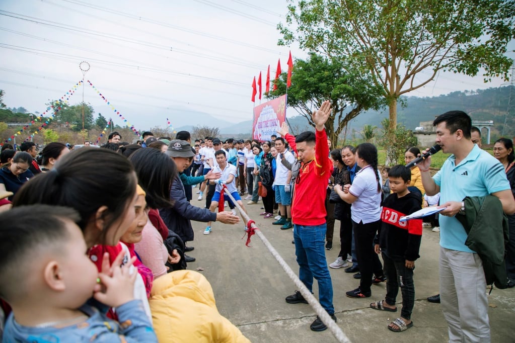 Sports activities and folk games at the festival.