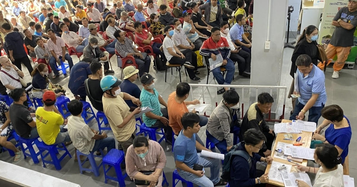 Changing driving license in HCMC: Line up in circle outside, at 7am the queue is full