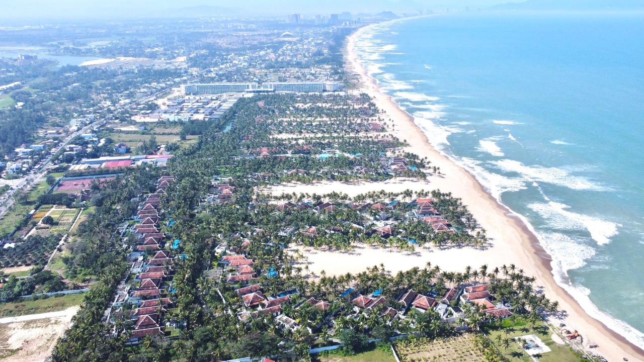 Four Season The Nam Hai Resort nằm bên bãi biển Hà My (thị xã Điện Bàn). Ảnh: Q.T