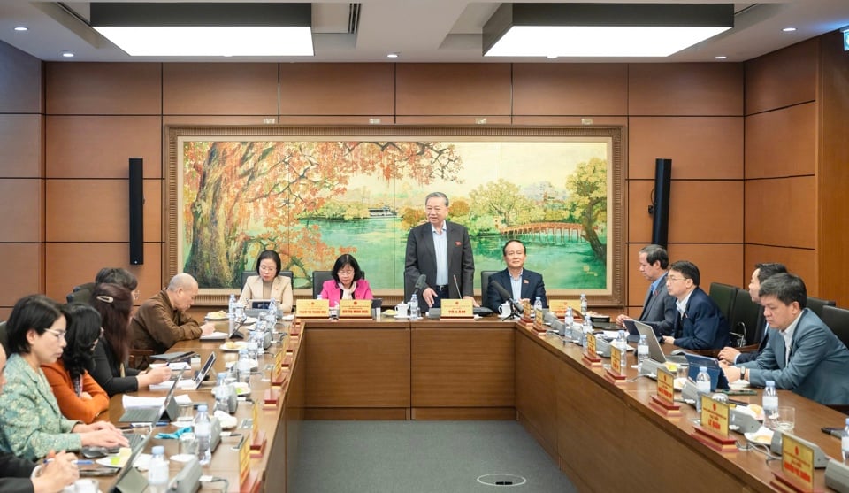 Group discussion session at the Hanoi National Assembly Delegation on the morning of February 15. Photo: Pham Thang