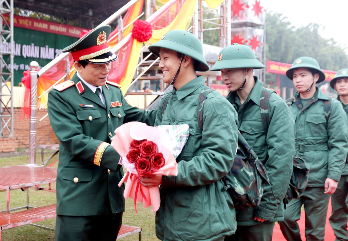 Generalmajor Nguyen Hong Thai, stellvertretender Politkommissar der Militärregion 2, überreichte Blumen und ermutigte neue Rekruten, der Armee beizutreten.