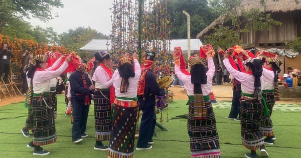 Nachstellung der einzigartigen Kin Chieng Boọc May-Zeremonie des thailändischen Volkes in Thanh Hoa