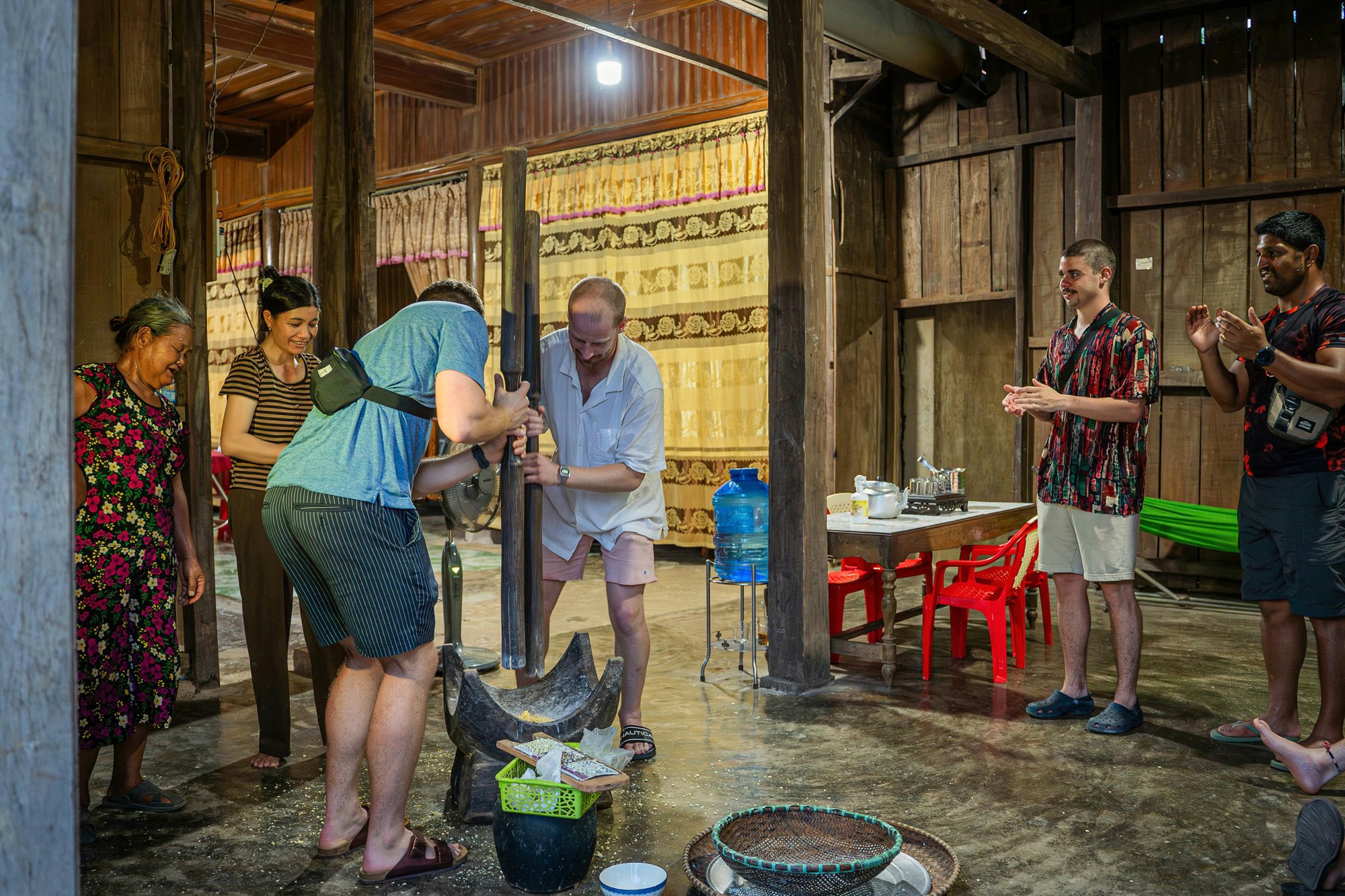 Giảm nghèo Quảng Bình, nông dân vùng rốn lũ làm homestay, nấu ăn phục vụ khách du lịch kiếm tiền triệu- Ảnh 6.