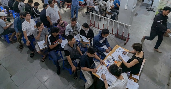 People queue to get and renew their driving licenses.