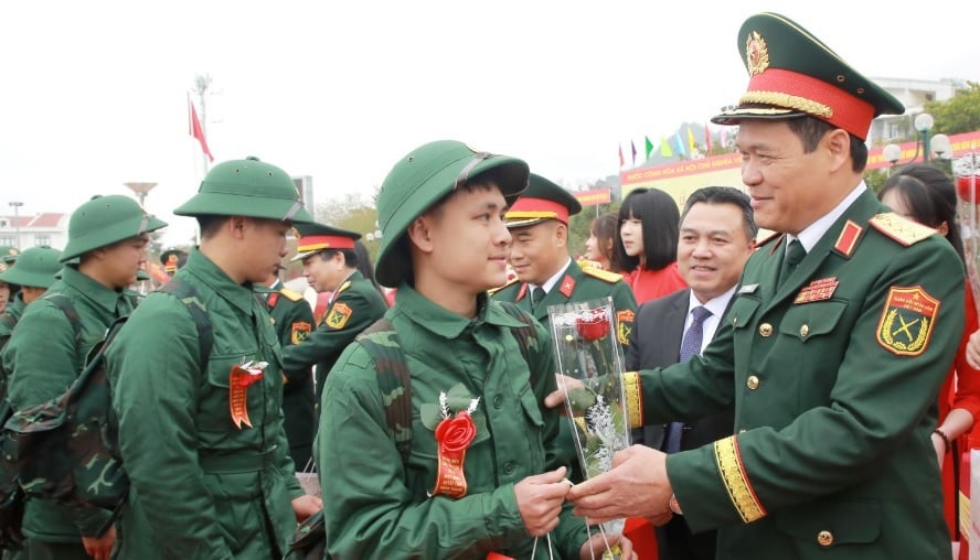 Le lieutenant-général Vu Hai San, membre du Comité central du Parti, membre de la Commission militaire centrale, vice-ministre de la Défense nationale, a offert des fleurs aux nouvelles recrues.