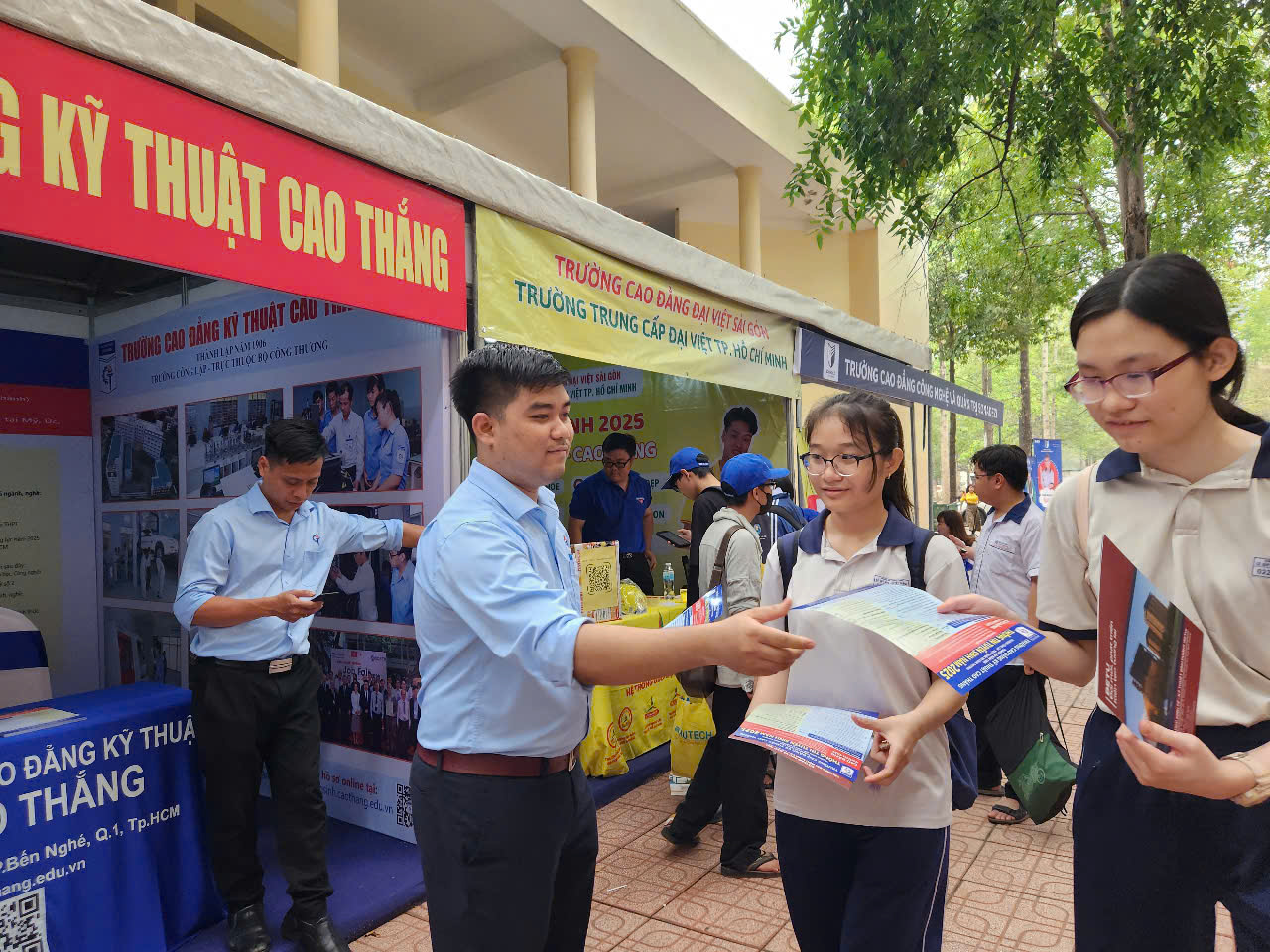 Nghe quy chế tuyển sinh đại học, 10.000 học sinh đến Đồng Nai- Ảnh 14.