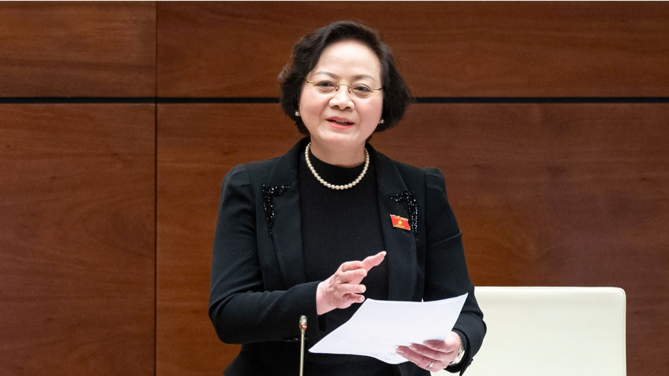 La Ministra del Interior, Pham Thi Thanh Tra, pronunció un discurso explicativo. Foto: Quochoi.vn