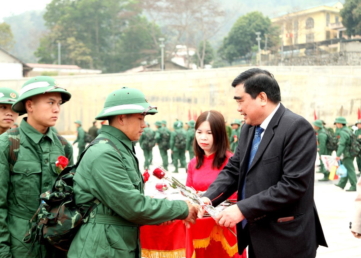 Der Vorsitzende des Innenausschusses des Provinzparteikomitees, Hoang Dinh Phoi, überreichte Blumen und ermutigte junge Männer, der Armee beizutreten.