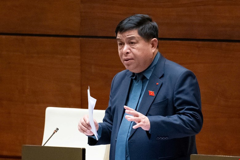 Minister of Planning and Investment Nguyen Chi Dung received and explained the opinions raised by National Assembly deputies. Photo: Quochoi.vn