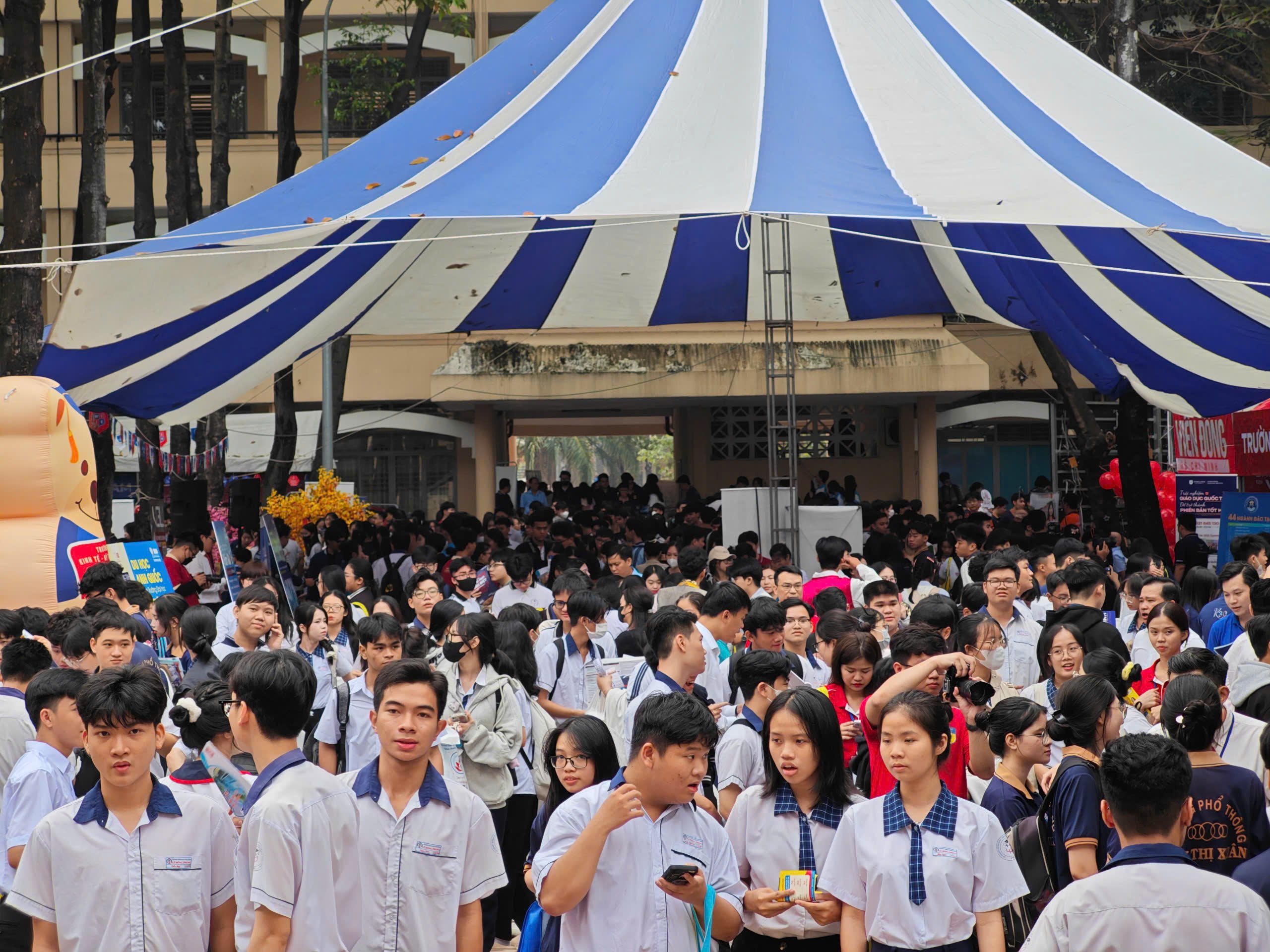 Nghe quy chế tuyển sinh đại học, 10.000 học sinh đến Đồng Nai- Ảnh 1.