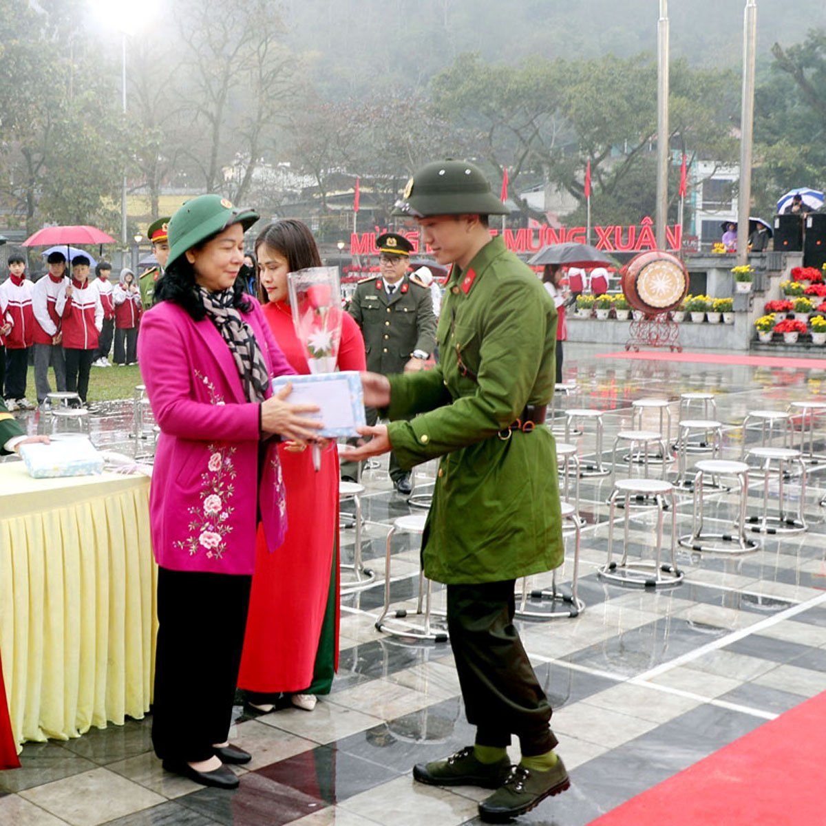 Die führenden Köpfe der Stadt Ha Giang überreichten Blumen, um den neuen Rekruten zu ihrer Einberufung in den Militärdienst zu gratulieren.