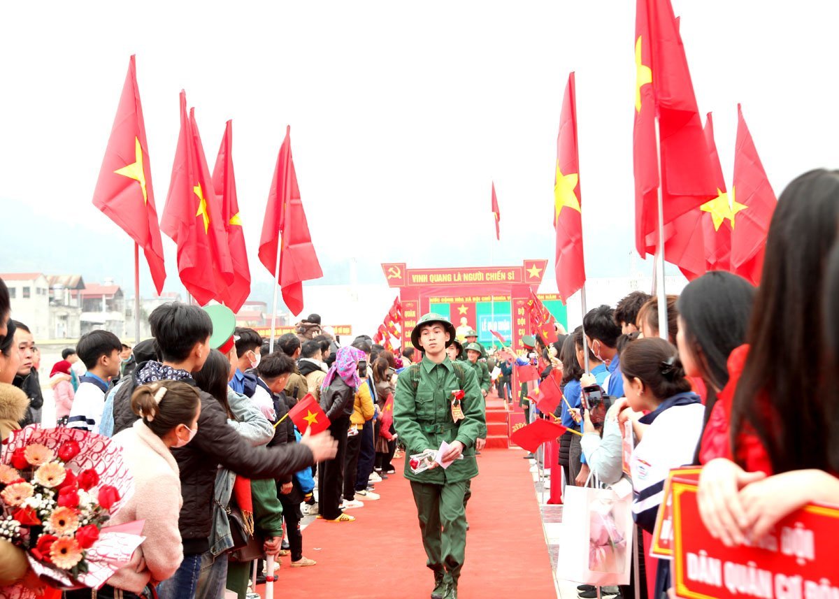 Die Jugendlichen von Yen Minh brechen aufgeregt zum Militärdienst auf.