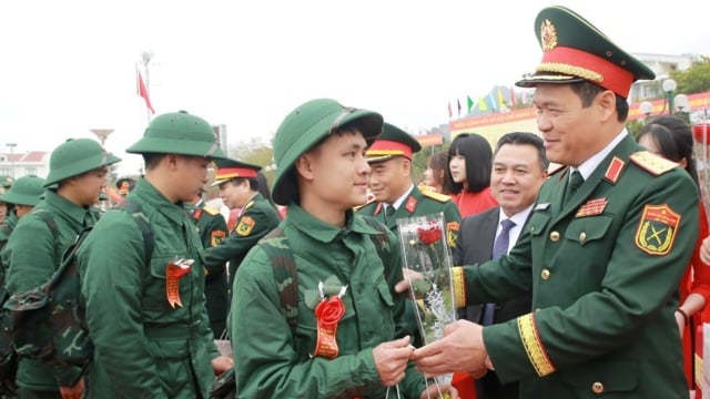 시민 1800명 이상 군 입대