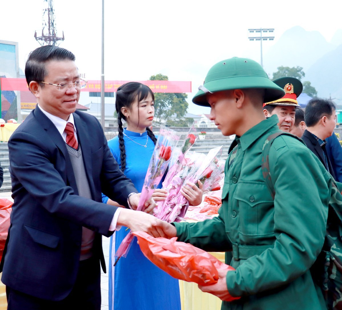 Tran Manh Loi, Leiter der Propaganda- und Massenmobilisierungsabteilung des Provinzparteikomitees, überreichte Blumen und ermutigte neue Rekruten, der Armee beizutreten.