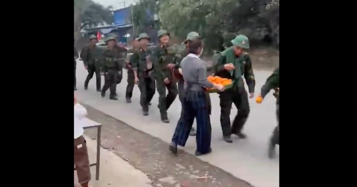 Seeing soldiers marching, fruit shop owner does touching thing