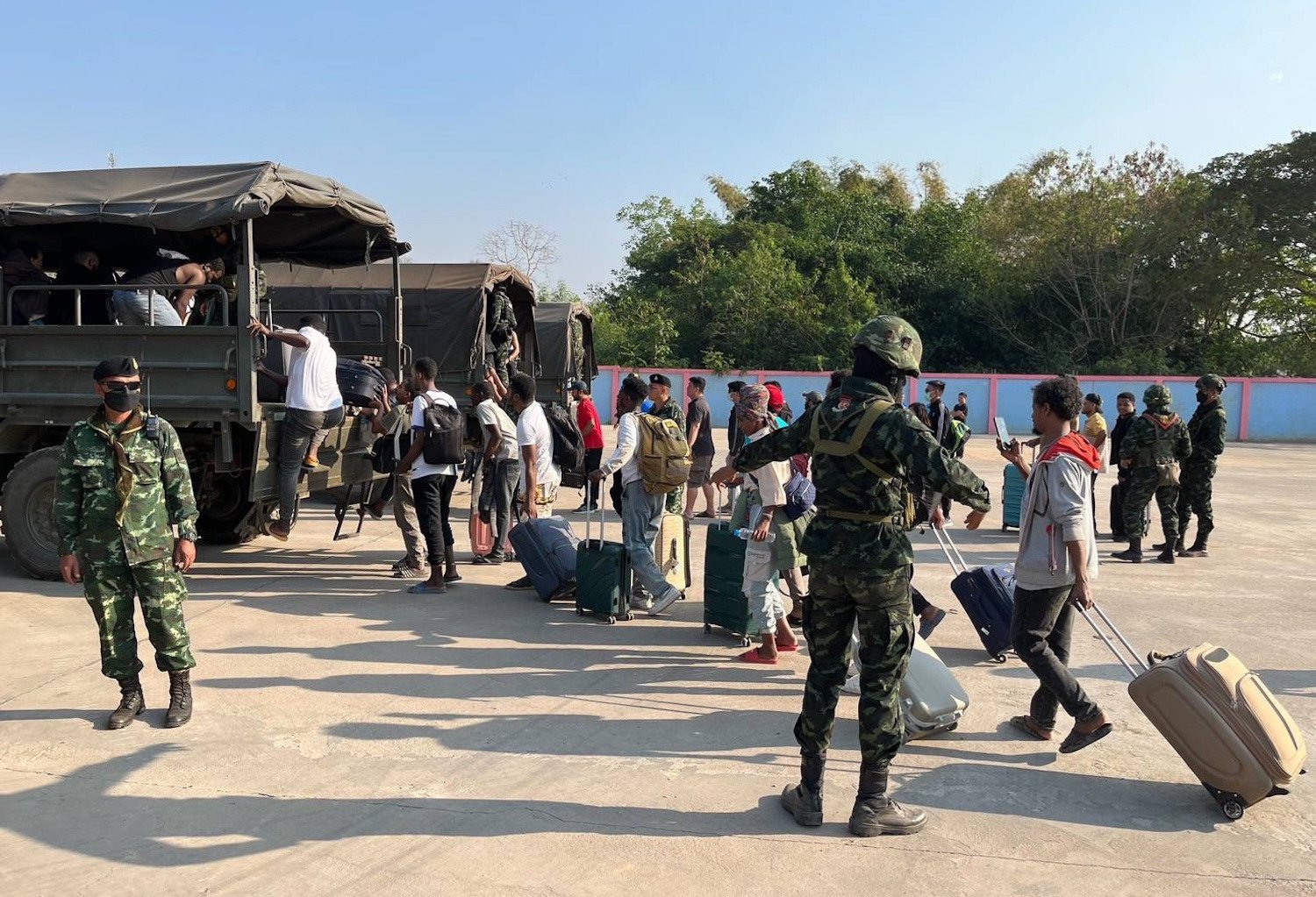 Thailand nimmt 260 Opfer eines Online-Menschenhändlerrings in Myanmar auf. Foto 1