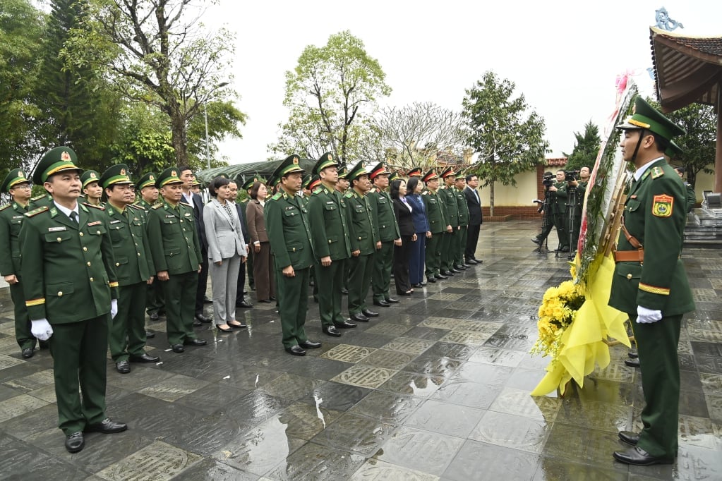 The delegation, together with leaders of Quang Ninh province and Mong Cai city, offered incense and flowers to pay tribute to the heroic martyrs of Po Hen.