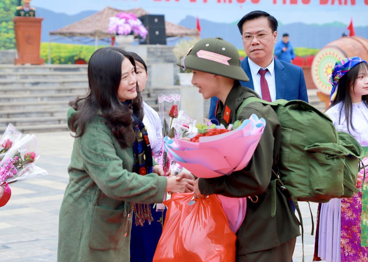 Der stellvertretende Vorsitzende des Volkskomitees der Provinz, Vuong Ngoc Ha, überreichte Blumen, ermutigte neue Rekruten und verabschiedete sie zum Eintritt in die Armee.