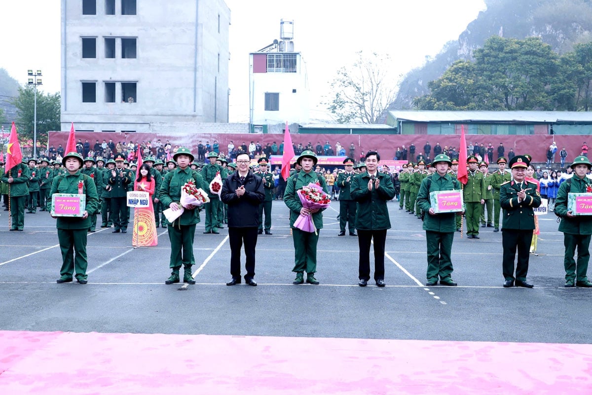 Der ständige stellvertretende Sekretär des Provinzparteikomitees und Vorsitzende des Provinzvolksrates, Thao Hong Son, leitete auch die Führung des Bezirks Quan Ba ​​​​an, um neue Rekruten zum Eintritt in die Armee zu ermutigen.