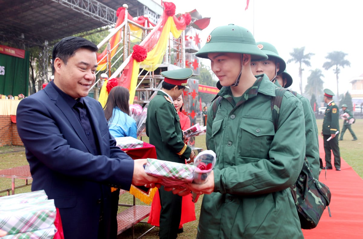 Der ständige stellvertretende Vorsitzende des Volkskomitees der Provinz, Hoang Gia Long, überreichte Blumen und Geschenke und ermutigte neue Rekruten, der Armee beizutreten.