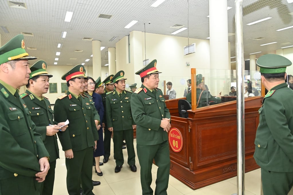 Senior Lieutenant General Hoang Xuan Chien inspects the exit and entry procedures at Mong Cai international border gate.