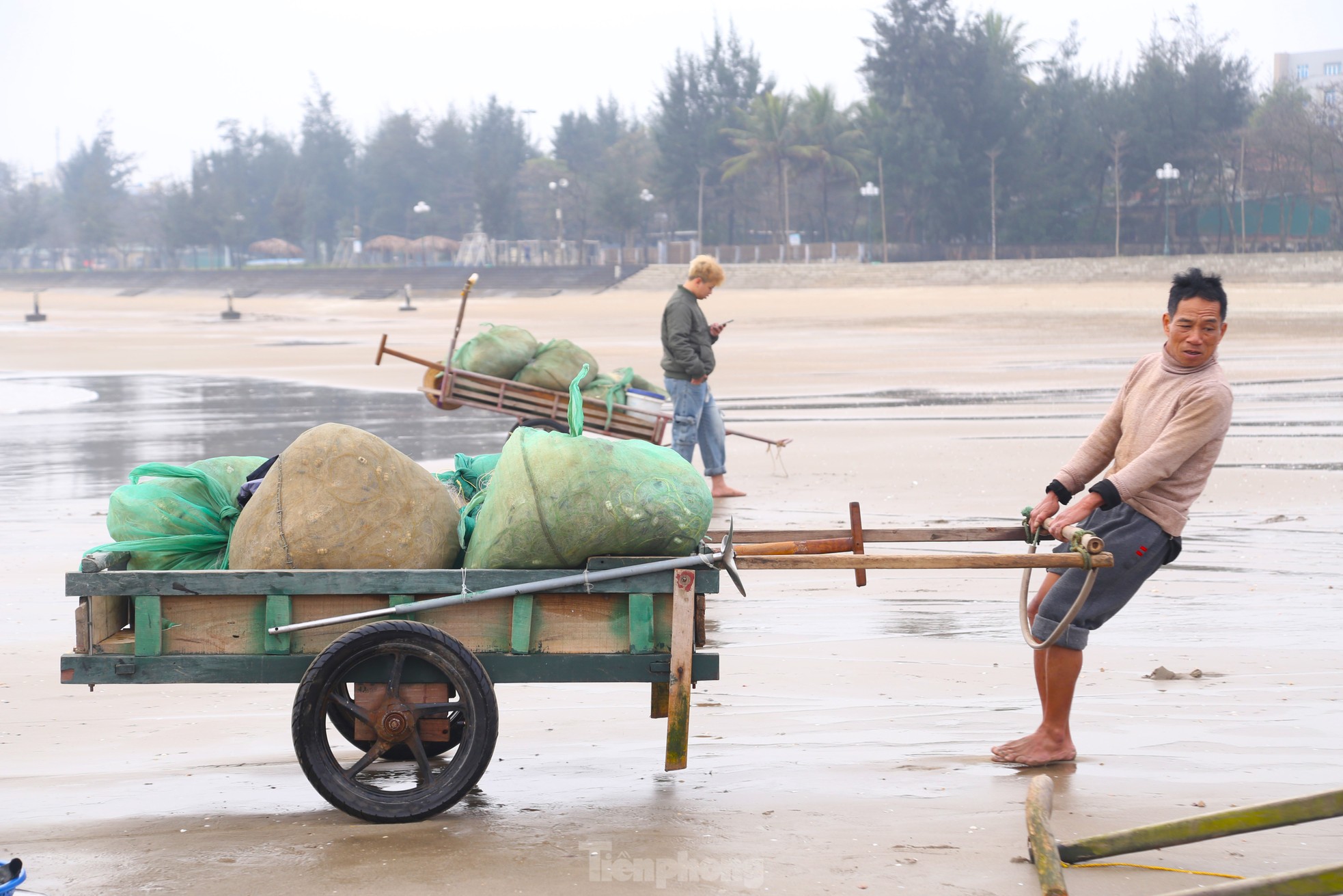 ទិដ្ឋភាព​លក់​អាហារ​សមុទ្រ​ដ៏​អ៊ូអរ​នៅ​ឆ្នេរ​ពេល​ព្រឹក​ព្រលឹម​រូបថត ៤