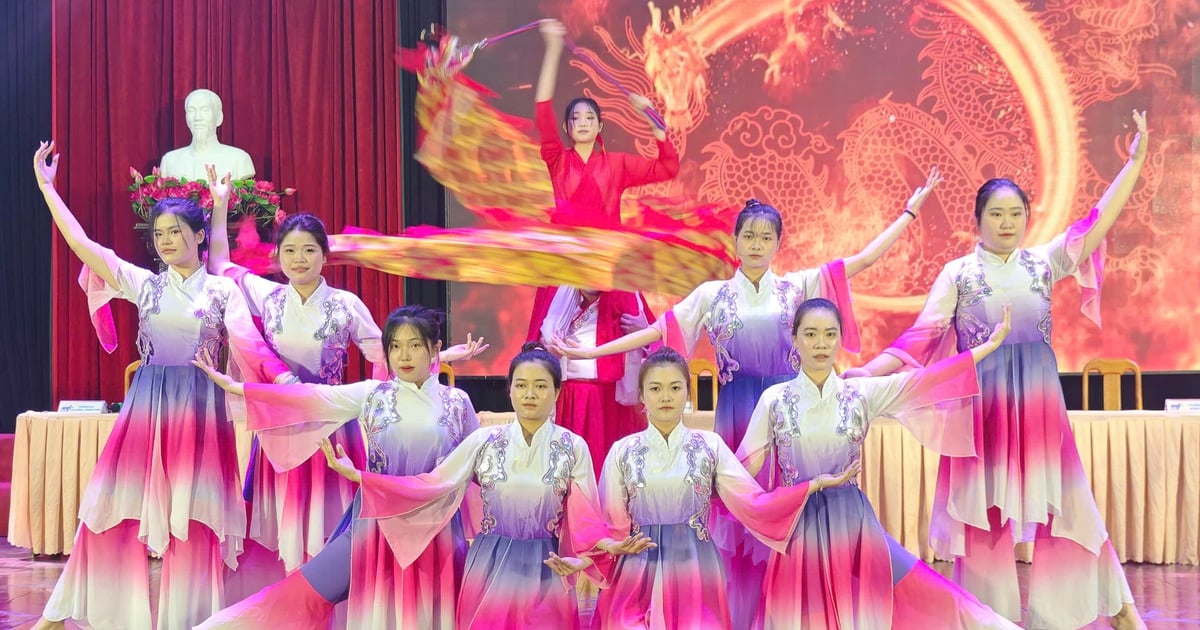 Students from different majors perform ancient and modern dances, attracting thousands of people