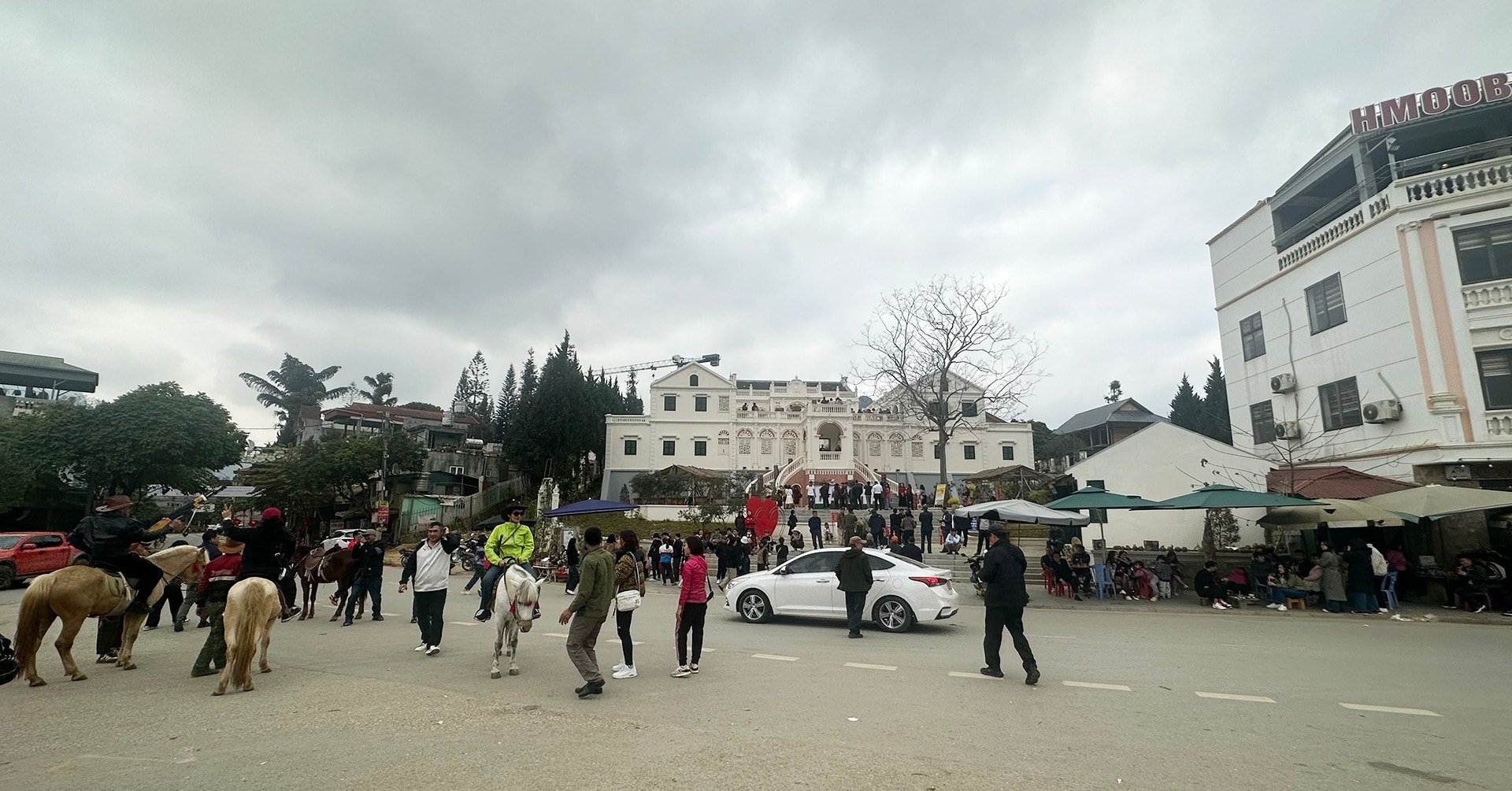 Des dizaines de milliers de visiteurs viennent visiter au printemps, le plateau de Bac Ha regorge d'hôtels