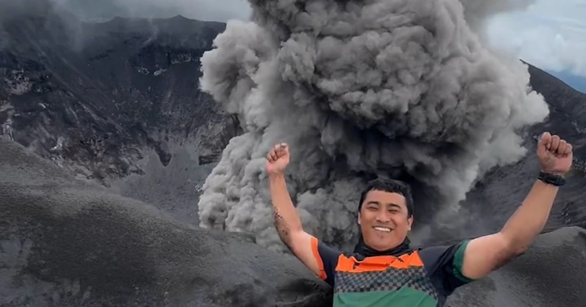 噴火する火山の近くで無謀な観光客がチェックイン