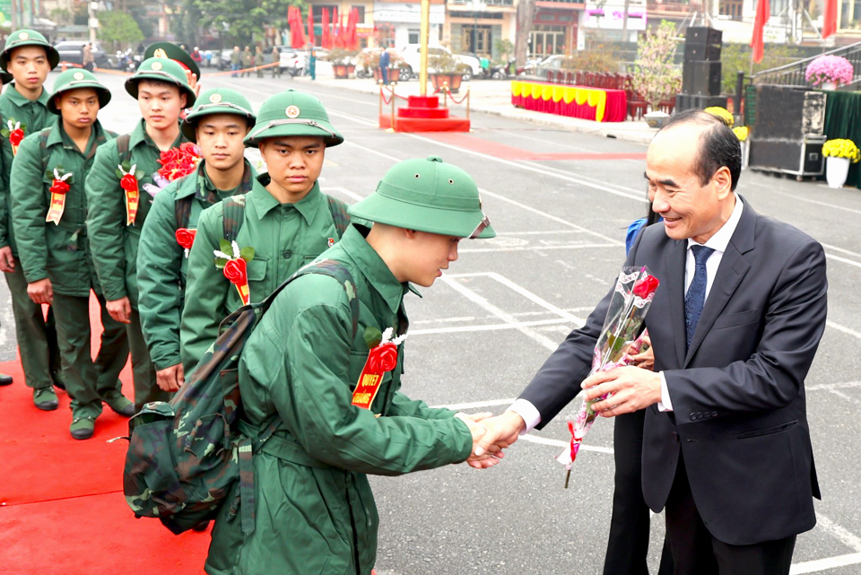 Phó Bí thư Thường trực Tỉnh ủy Vũ Xuân Cường dự lễ giao nhận quân tại thành phố Lào Cai. Ảnh: Đức Lân.