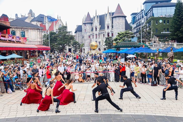 La zone touristique Sun World Ba Na Hills offre plus de 60 % de réduction aux habitants des régions du Centre et des Hauts Plateaux du Centre - Photo 2.