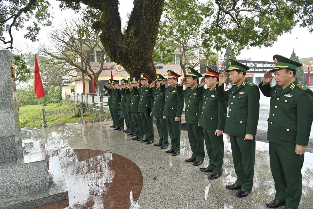 Senior Lieutenant General Hoang Xuan Chien and the delegation greeted milestone 1369 (2), Mong Cai international border gate.